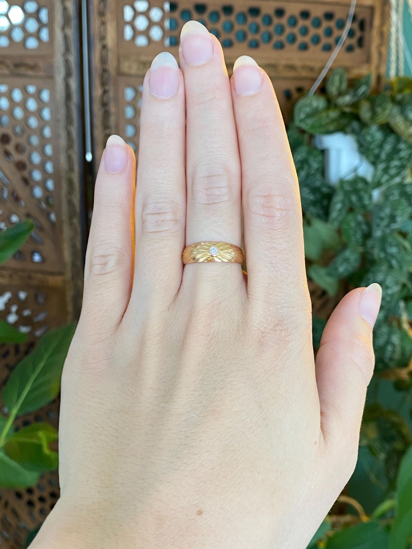 Vintage Solid 18k Yellow Gold Diamond Designed Ring Band - Size 7