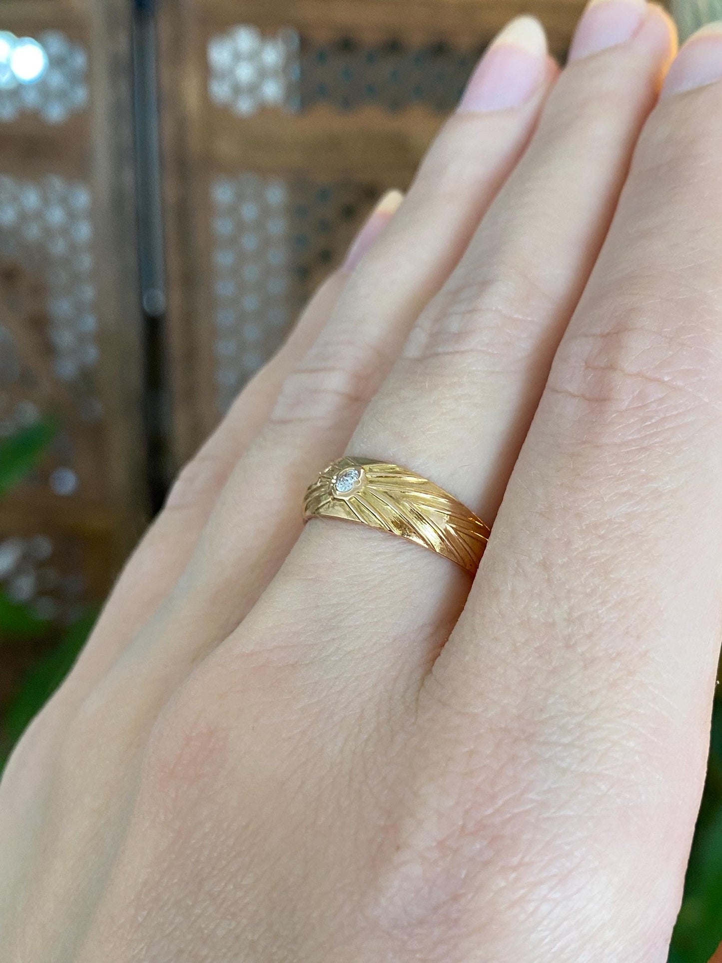 Vintage Solid 18k Yellow Gold Diamond Designed Ring Band - Size 7