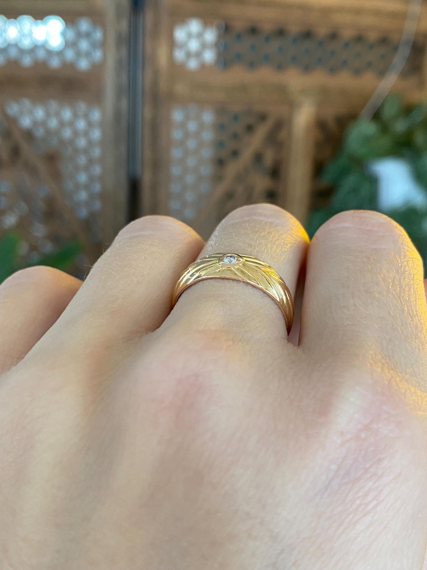 Vintage Solid 18k Yellow Gold Diamond Designed Ring Band - Size 7