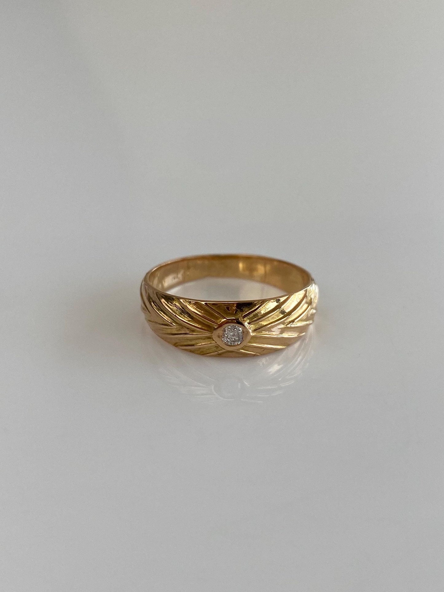Vintage Solid 18k Yellow Gold Diamond Designed Ring Band - Size 7