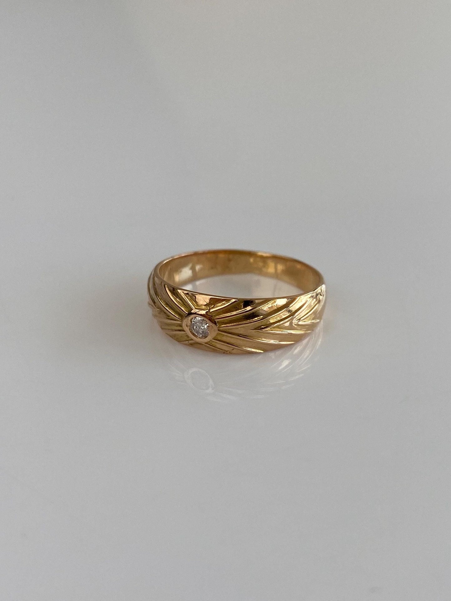 Vintage Solid 18k Yellow Gold Diamond Designed Ring Band - Size 7
