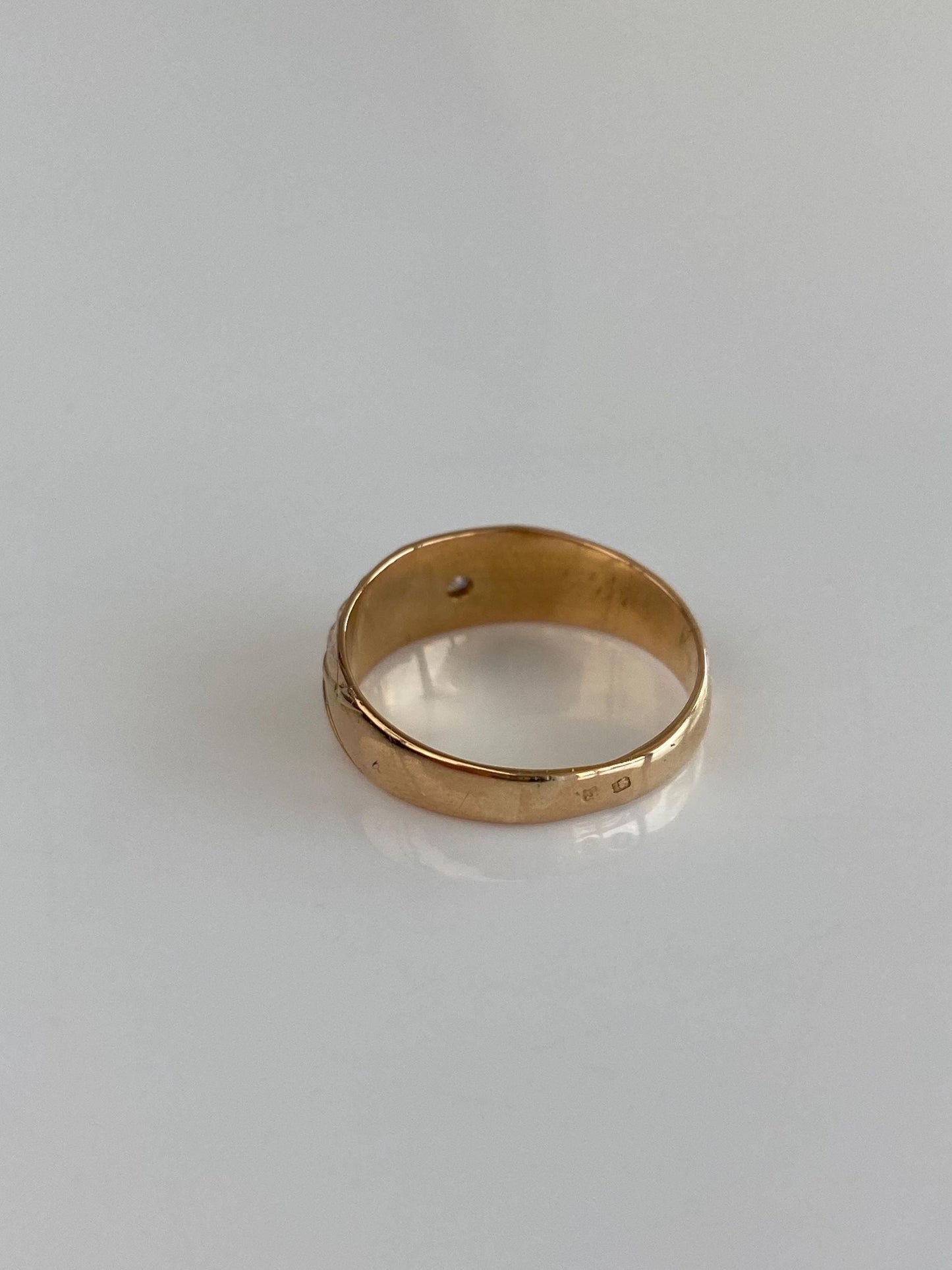 Vintage Solid 18k Yellow Gold Diamond Designed Ring Band - Size 7