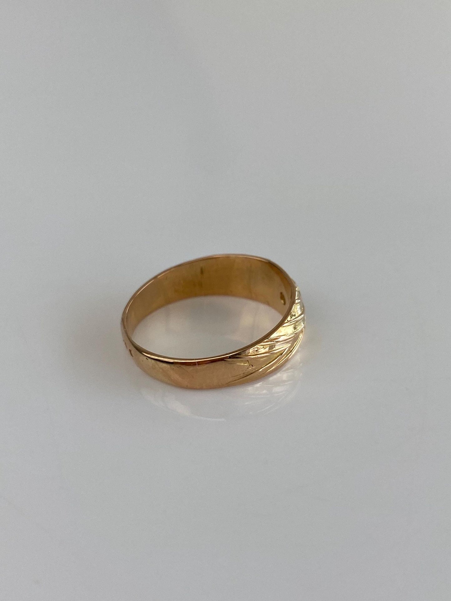 Vintage Solid 18k Yellow Gold Diamond Designed Ring Band - Size 7