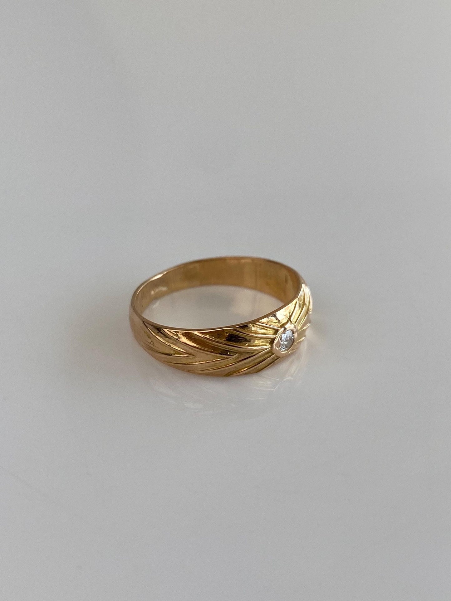 Vintage Solid 18k Yellow Gold Diamond Designed Ring Band - Size 7