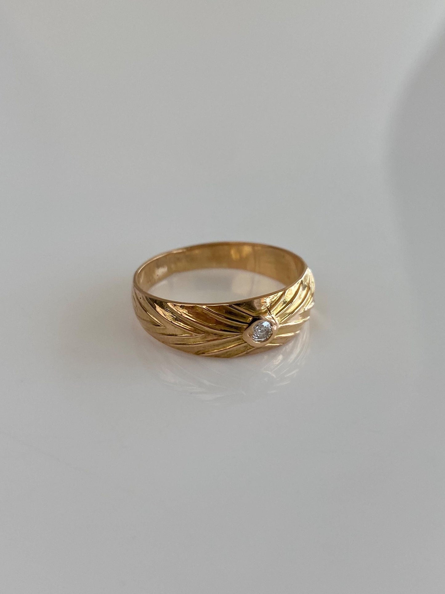 Vintage Solid 18k Yellow Gold Diamond Designed Ring Band - Size 7