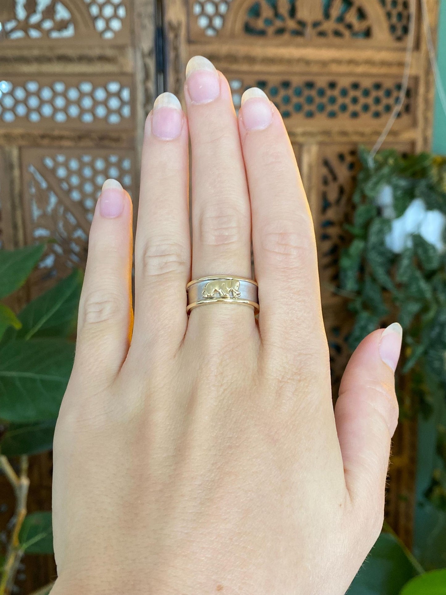 Vintage Solid 14k White & Yellow Gold Elephants Ring Band - Size 7.5