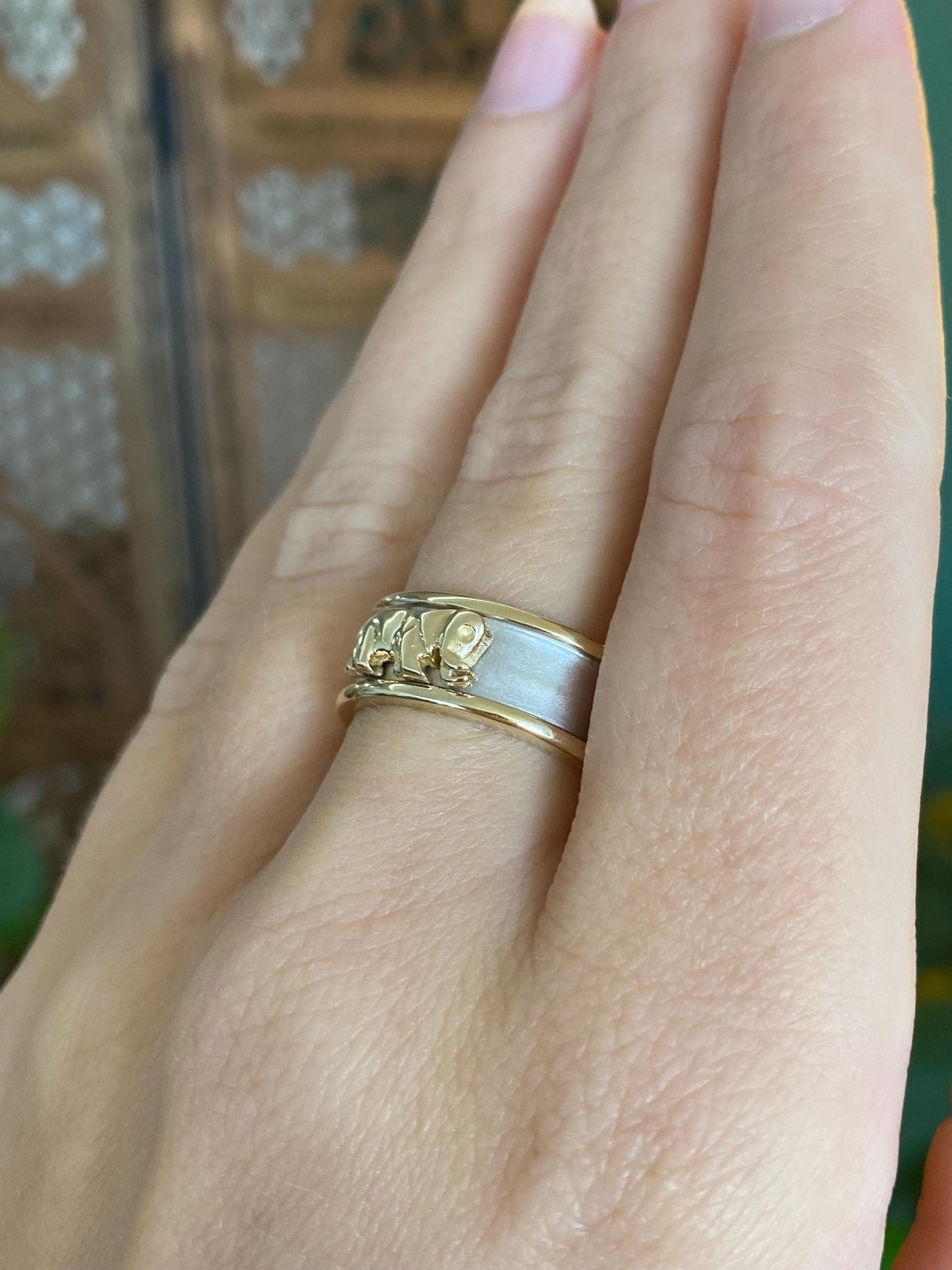 Vintage Solid 14k White & Yellow Gold Elephants Ring Band - Size 7.5