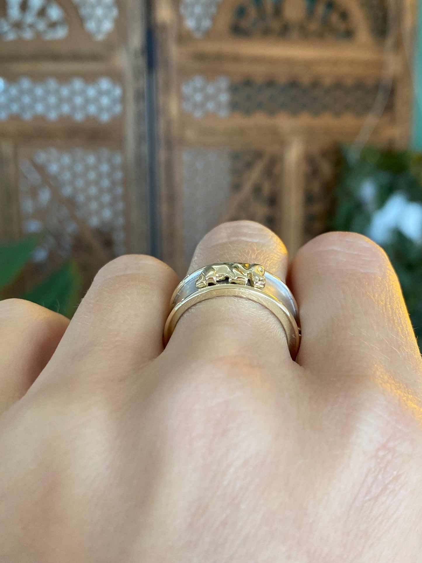 Vintage Solid 14k White & Yellow Gold Elephants Ring Band - Size 7.5