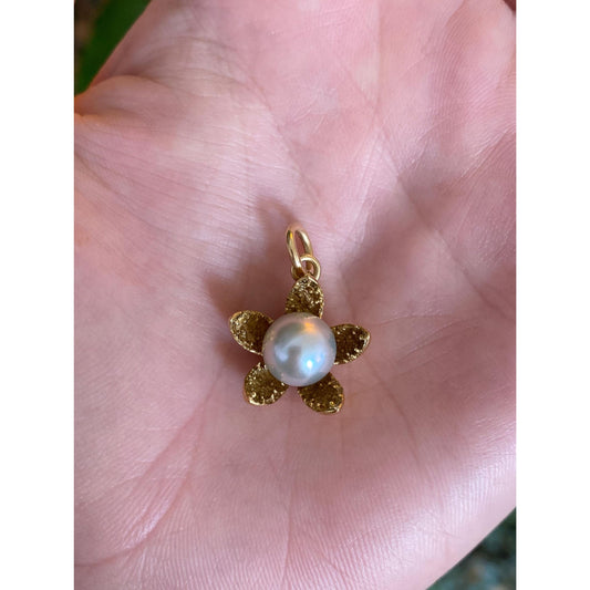 Vintage Solid 18k Yellow Gold Pearl Flower Charm