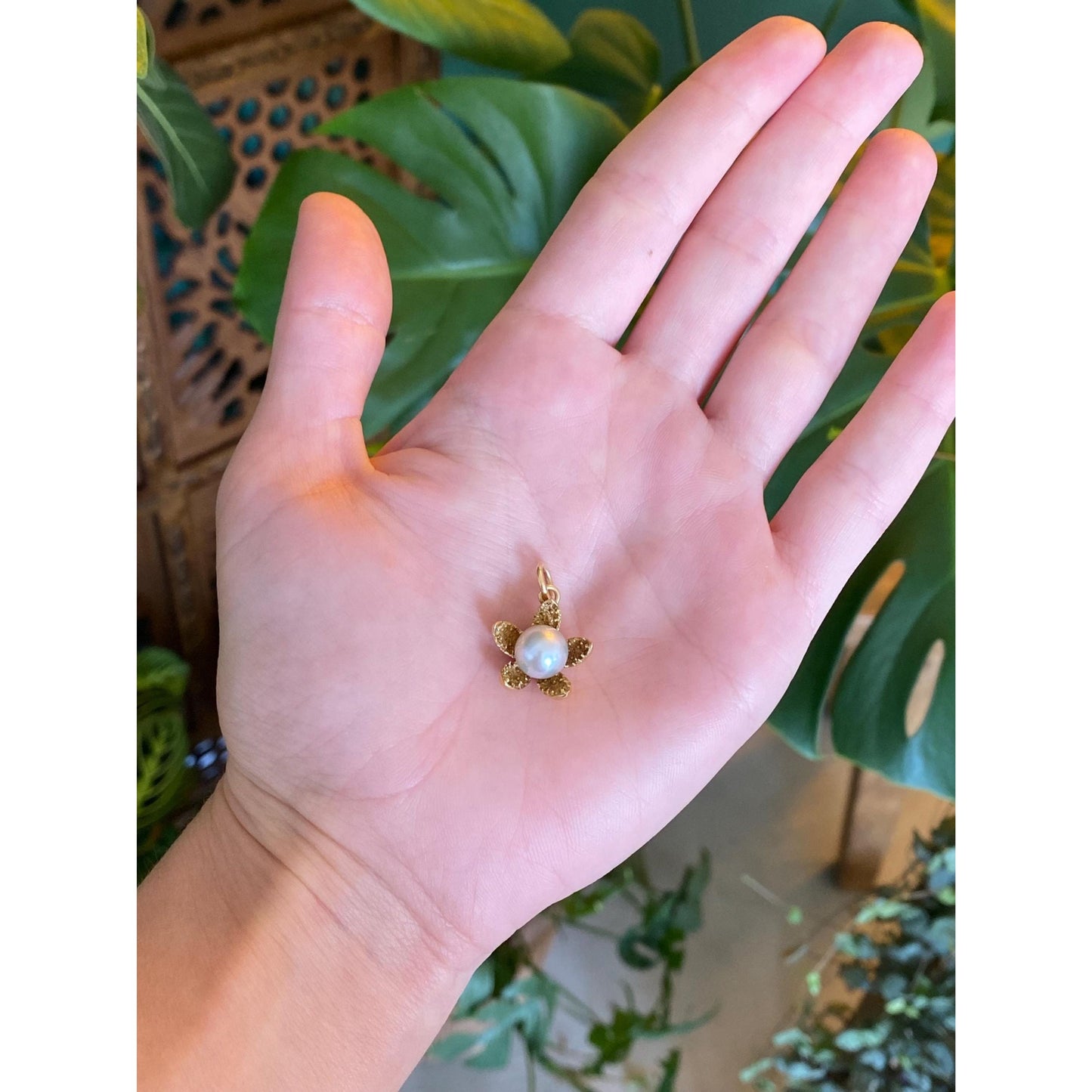 Vintage Solid 18k Yellow Gold Pearl Flower Charm