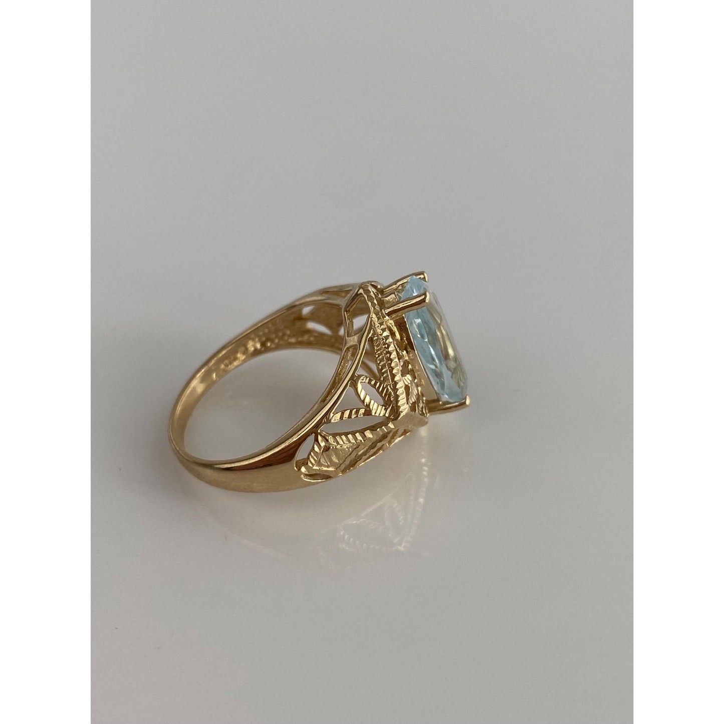 Vintage Solid 14k Yellow Gold Aquamarine Diamond Cut Ring - Size 8