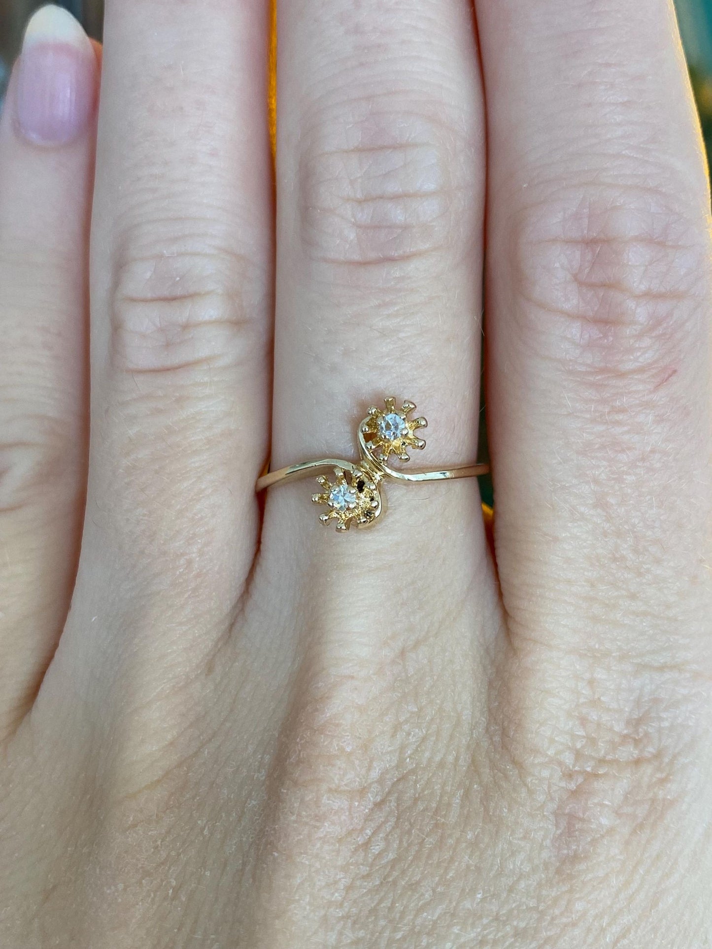 Vintage Solid 14k Yellow Gold Diamond Flowers Twist Ring - Size 7.5