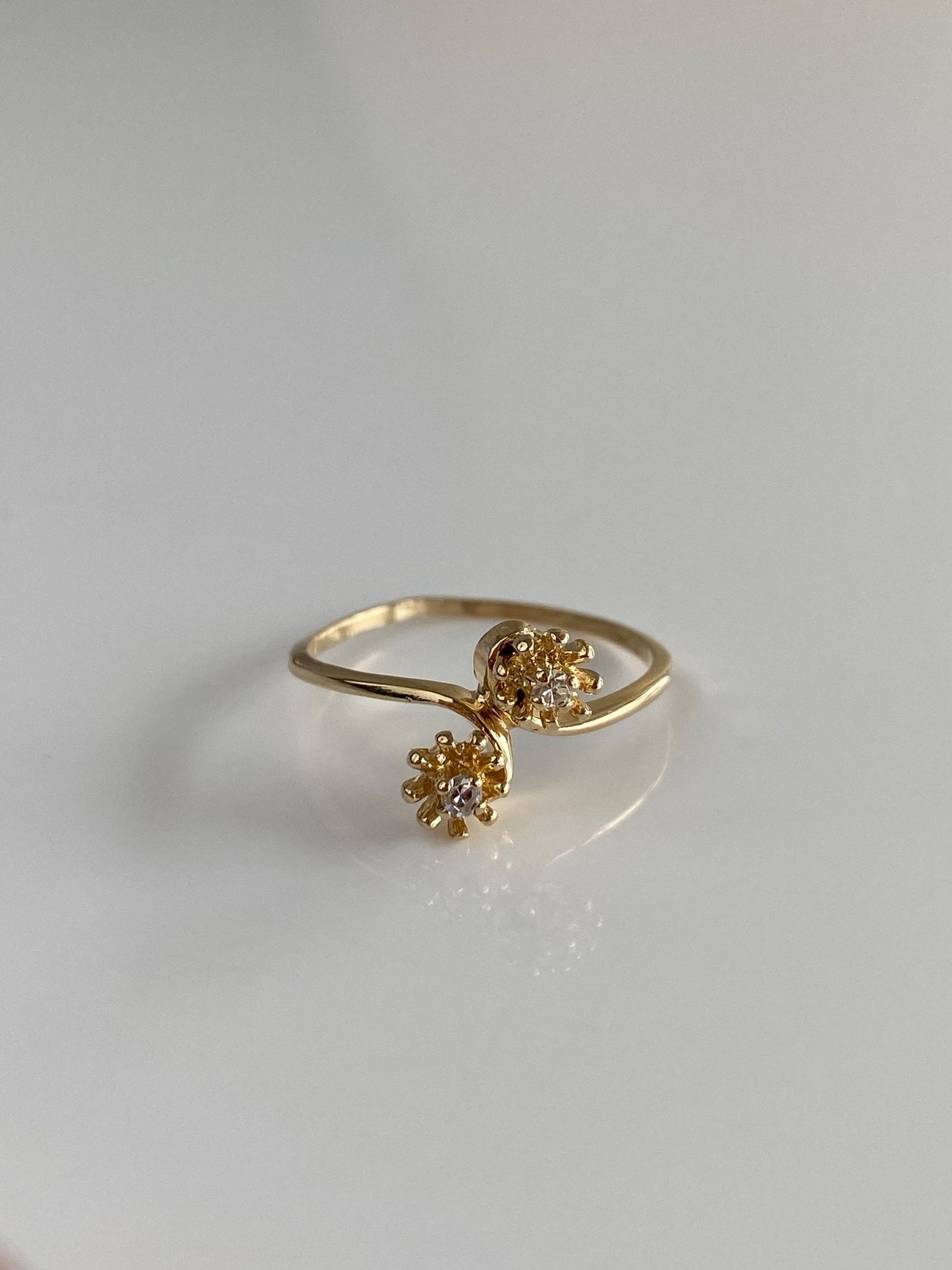Vintage Solid 14k Yellow Gold Diamond Flowers Twist Ring - Size 7.5