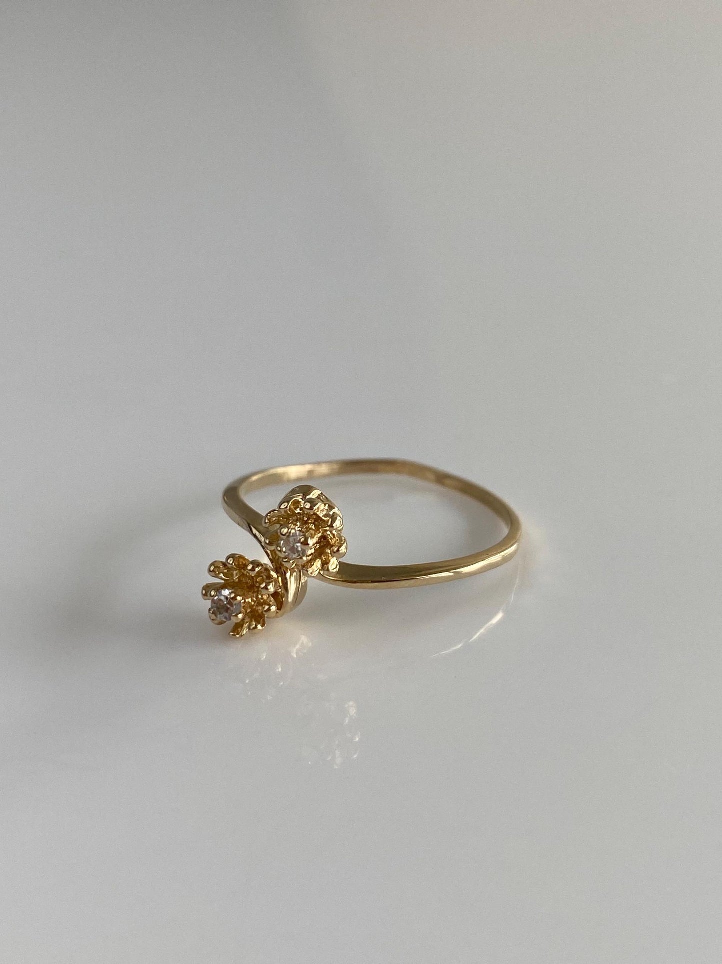 Vintage Solid 14k Yellow Gold Diamond Flowers Twist Ring - Size 7.5