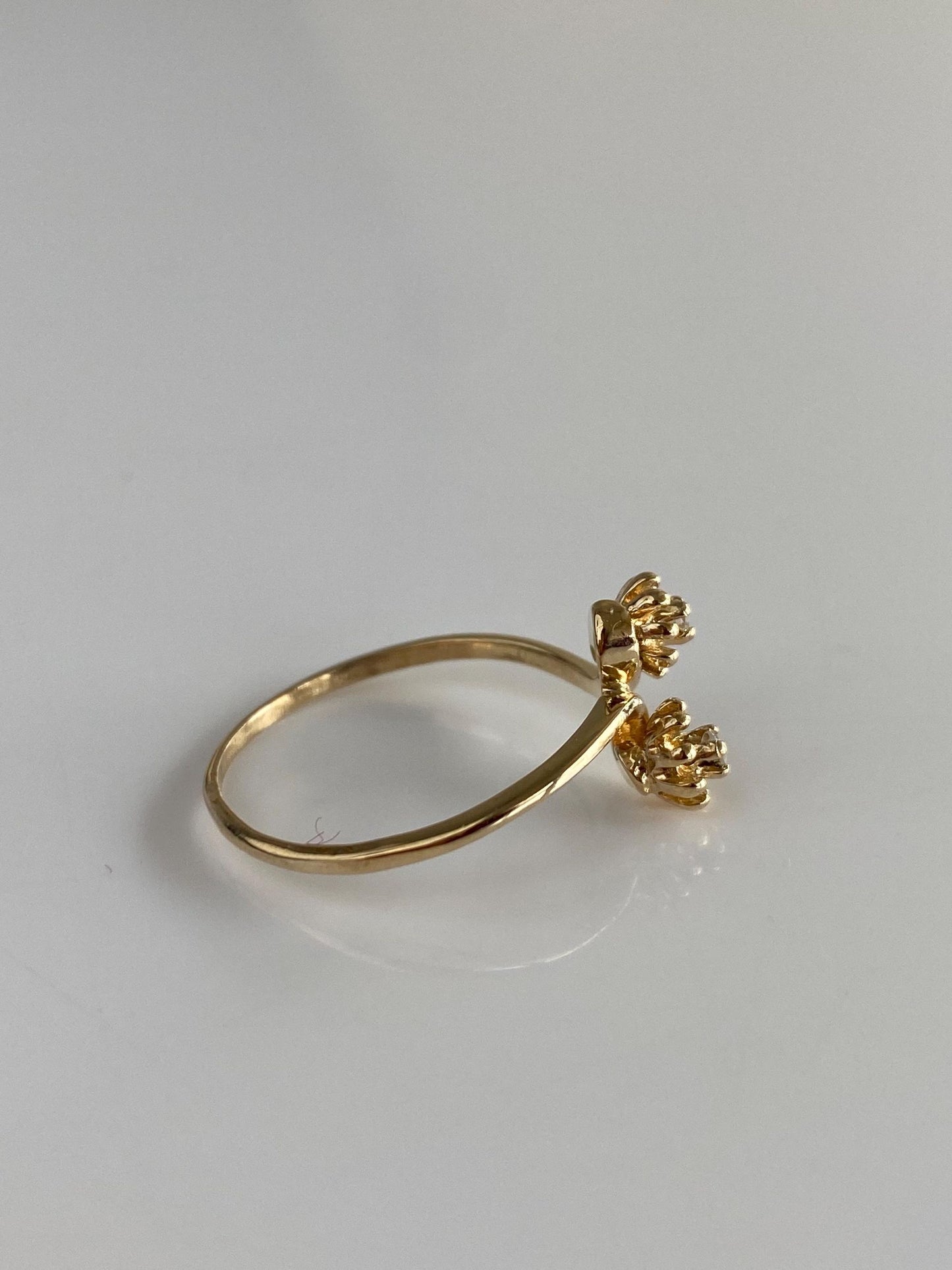 Vintage Solid 14k Yellow Gold Diamond Flowers Twist Ring - Size 7.5