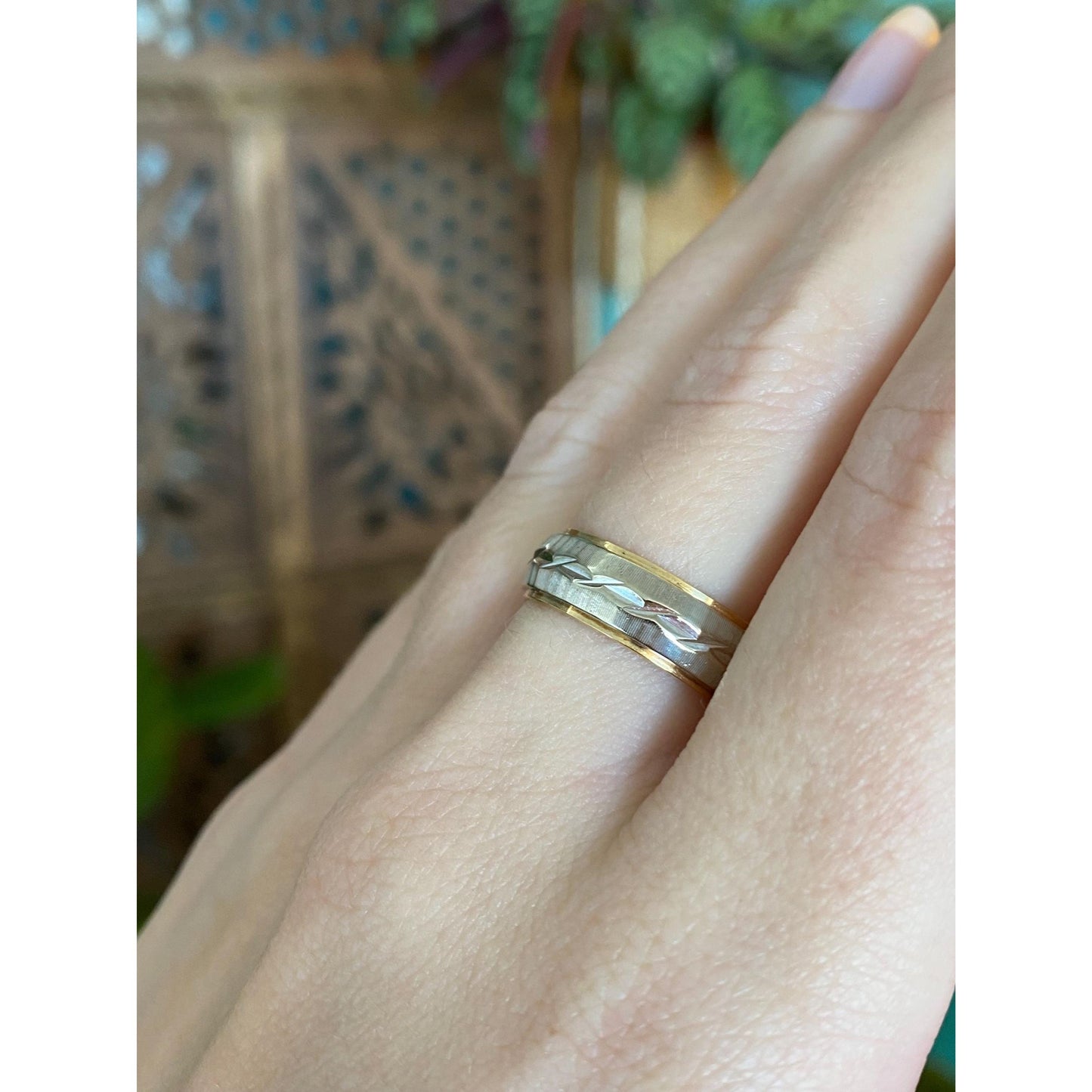 Vintage Solid 14k White & Yellow Gold Diamond Cut Ring Band - Size 7.25