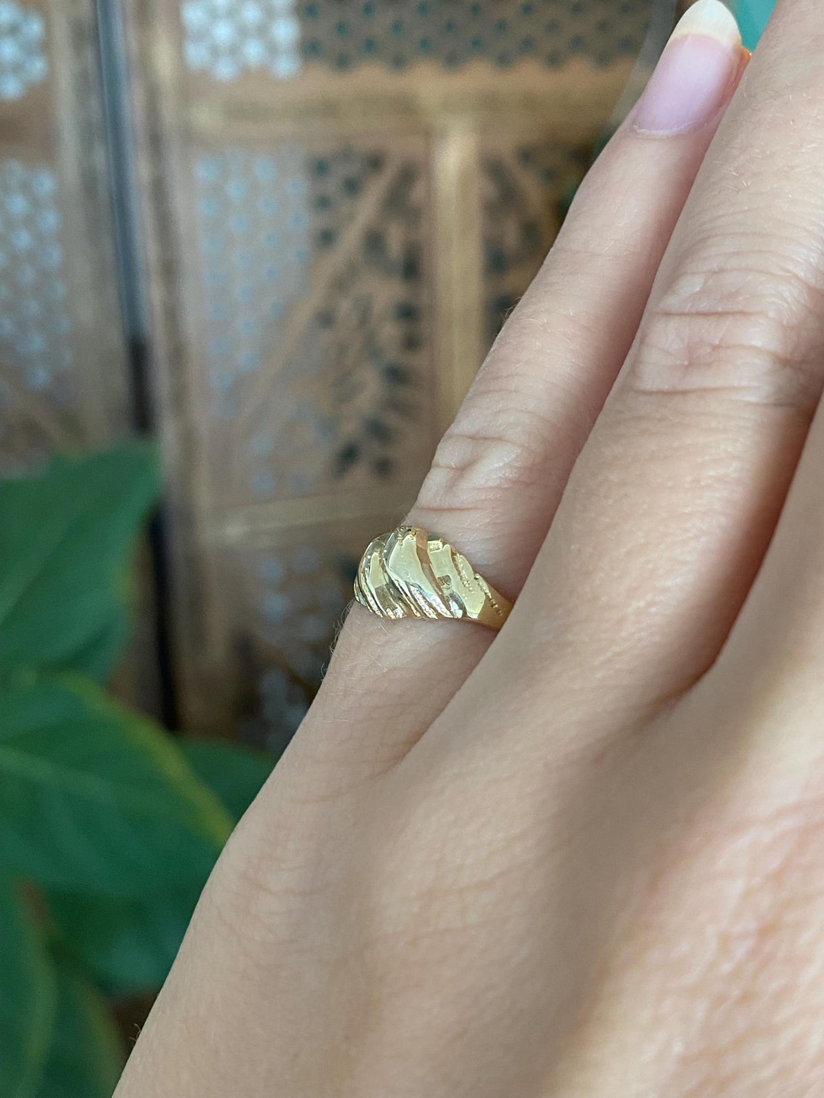 Solid 14k Yellow Gold Scalloped Style Ring - Size 4.75