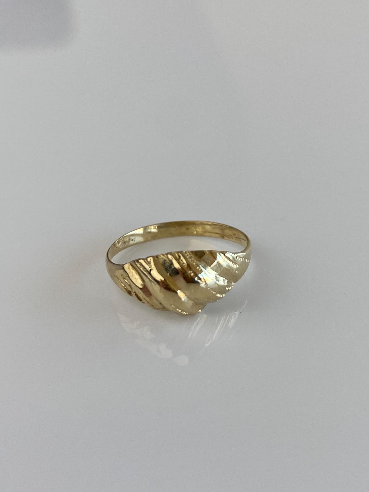 Solid 14k Yellow Gold Scalloped Style Ring - Size 4.75