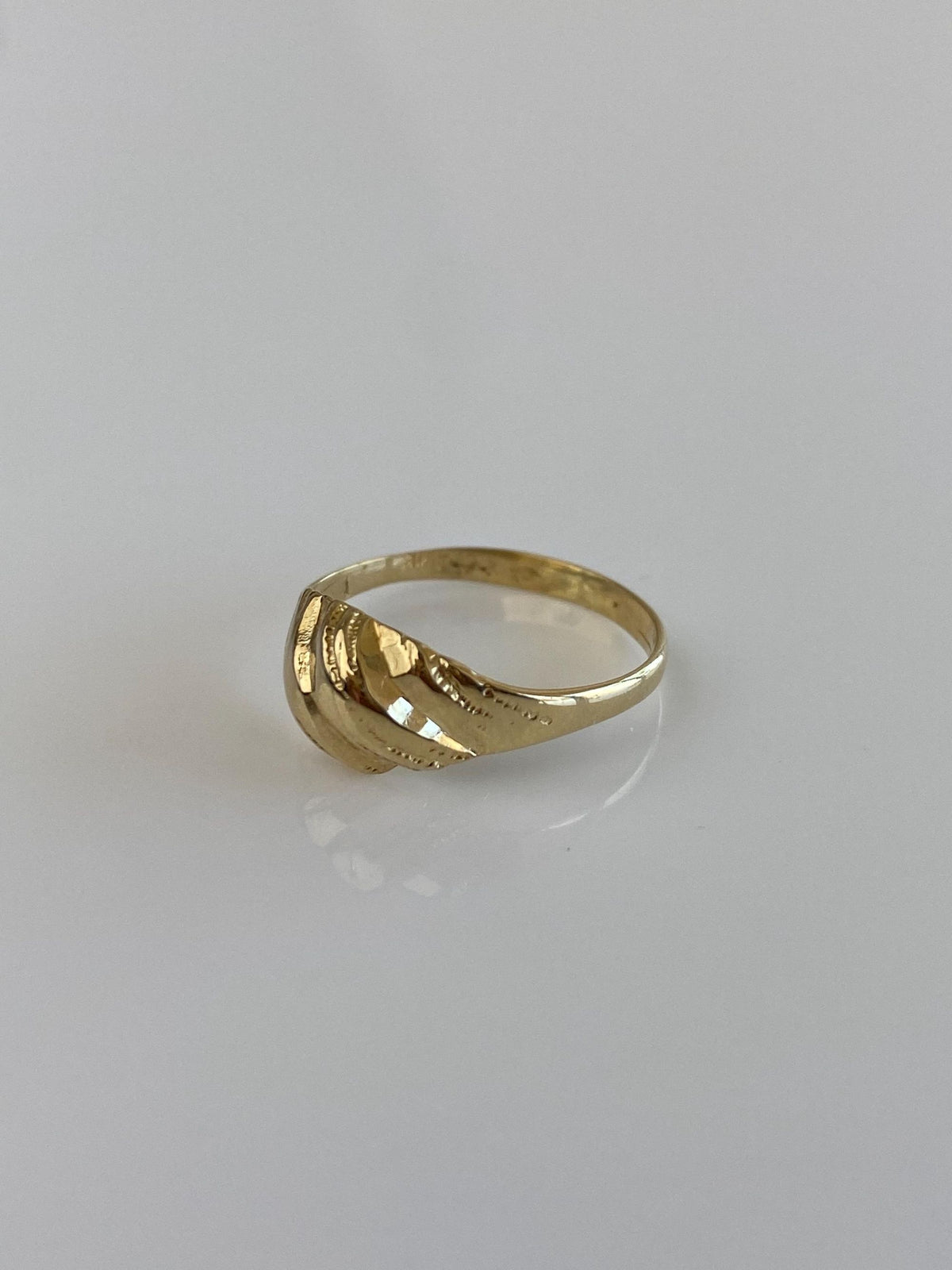 Solid 14k Yellow Gold Scalloped Style Ring - Size 4.75