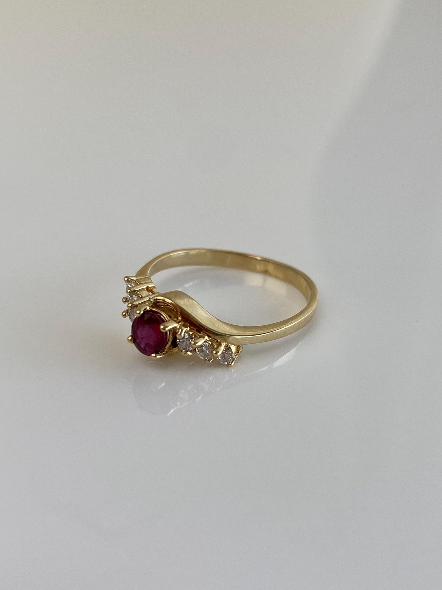 Vintage Solid 14k Yellow Gold Diamond Red Spinel Ring - Size 7.25
