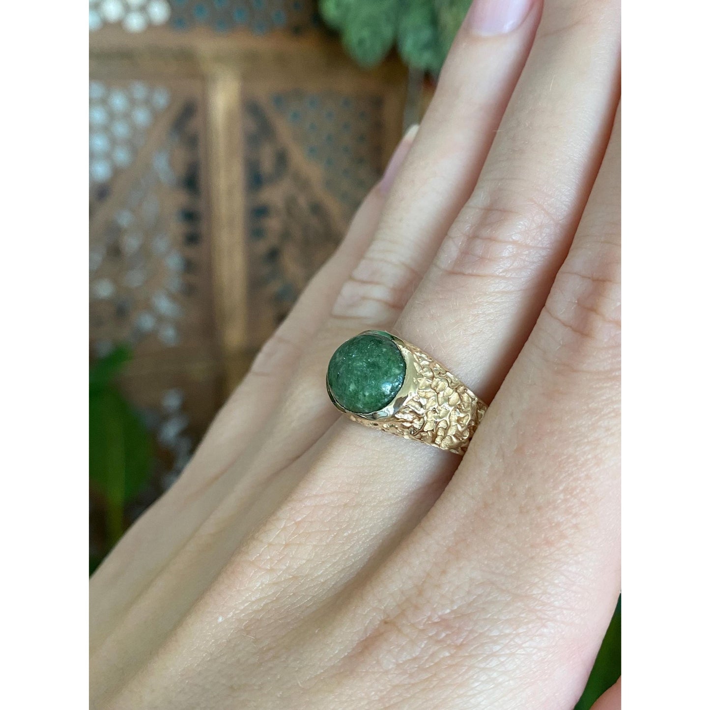 Vintage Solid 10k Yellow Gold Green Stone Textured Ring - Size 8.75