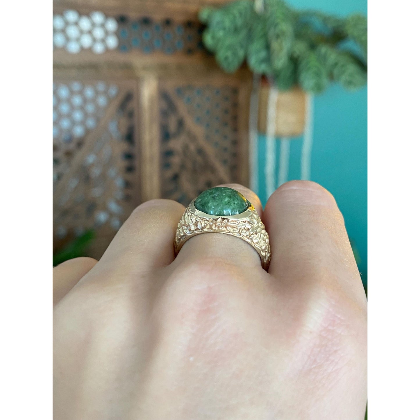 Vintage Solid 10k Yellow Gold Green Stone Textured Ring - Size 8.75