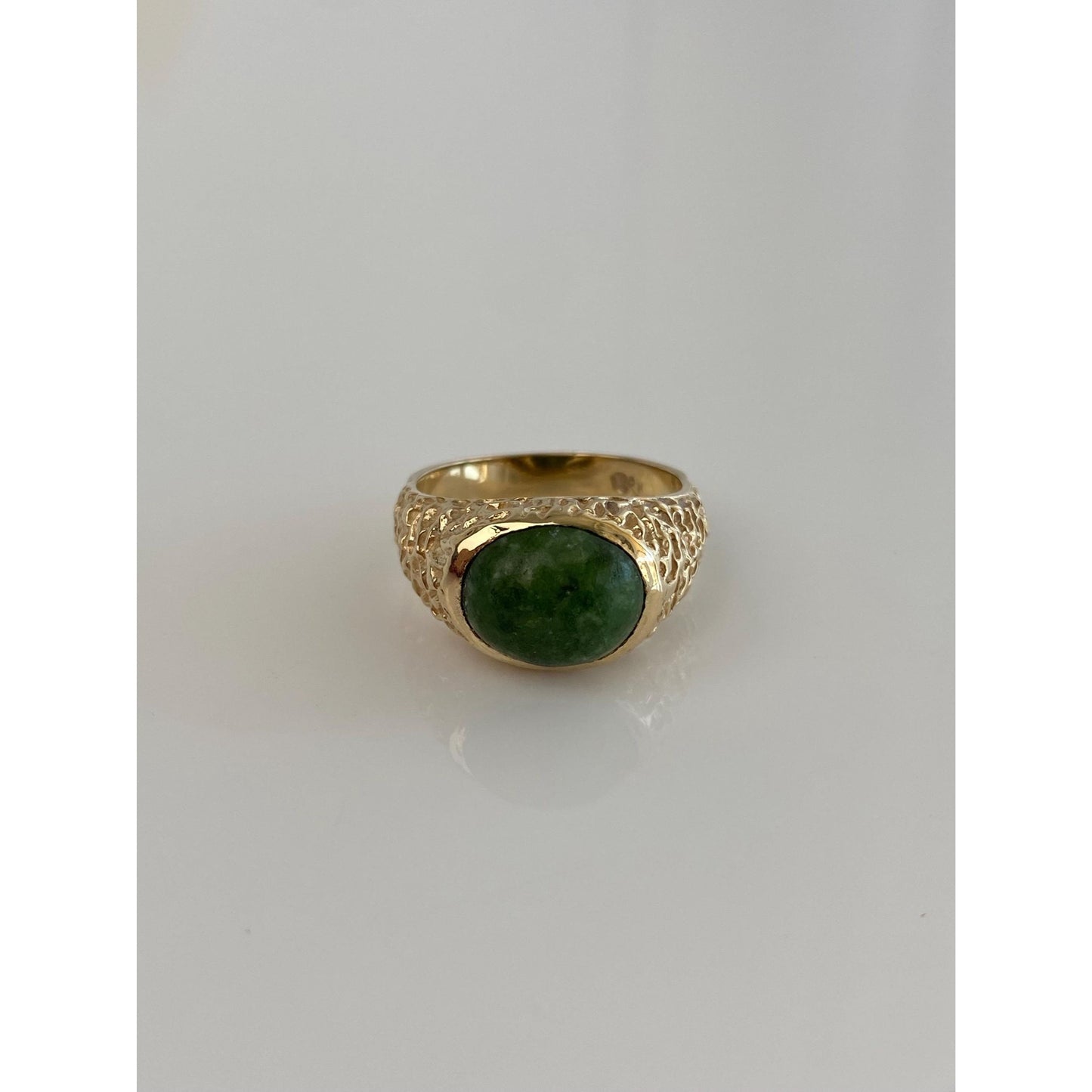 Vintage Solid 10k Yellow Gold Green Stone Textured Ring - Size 8.75