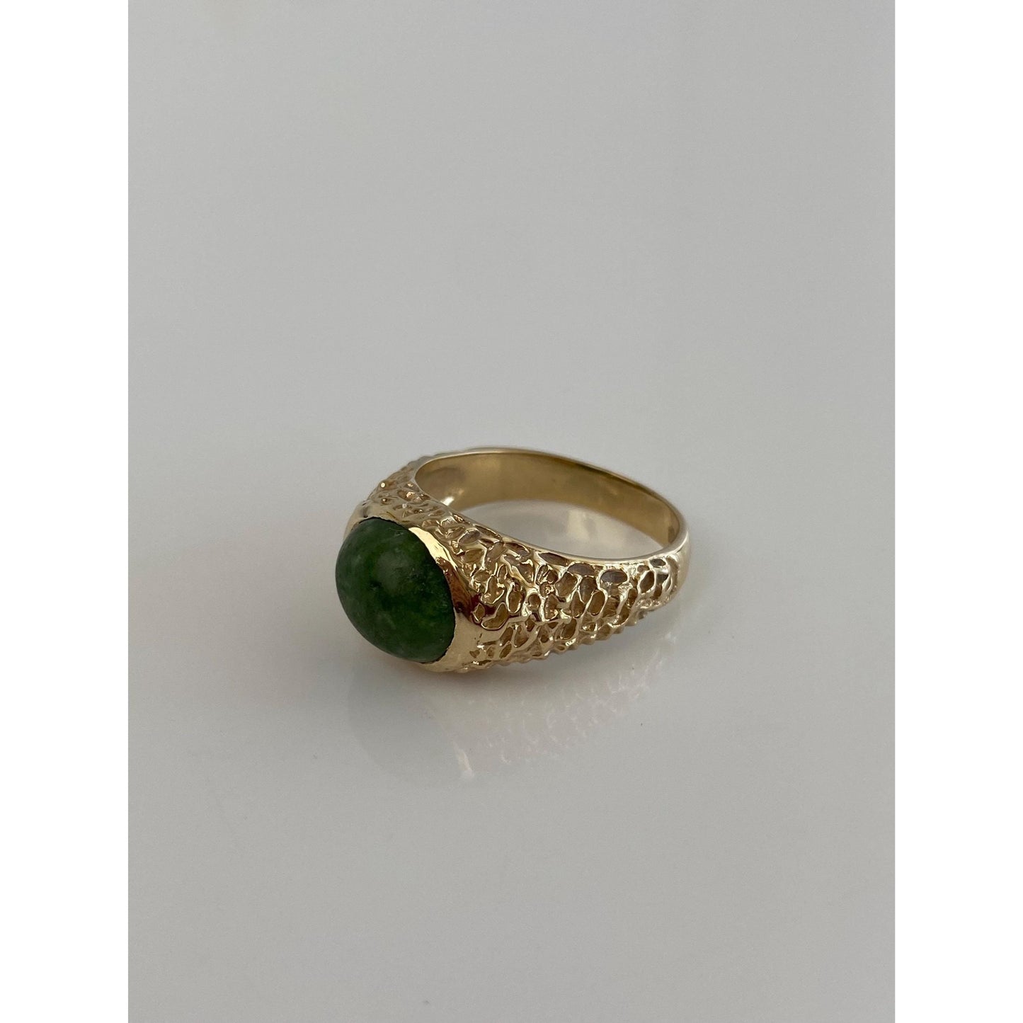 Vintage Solid 10k Yellow Gold Green Stone Textured Ring - Size 8.75