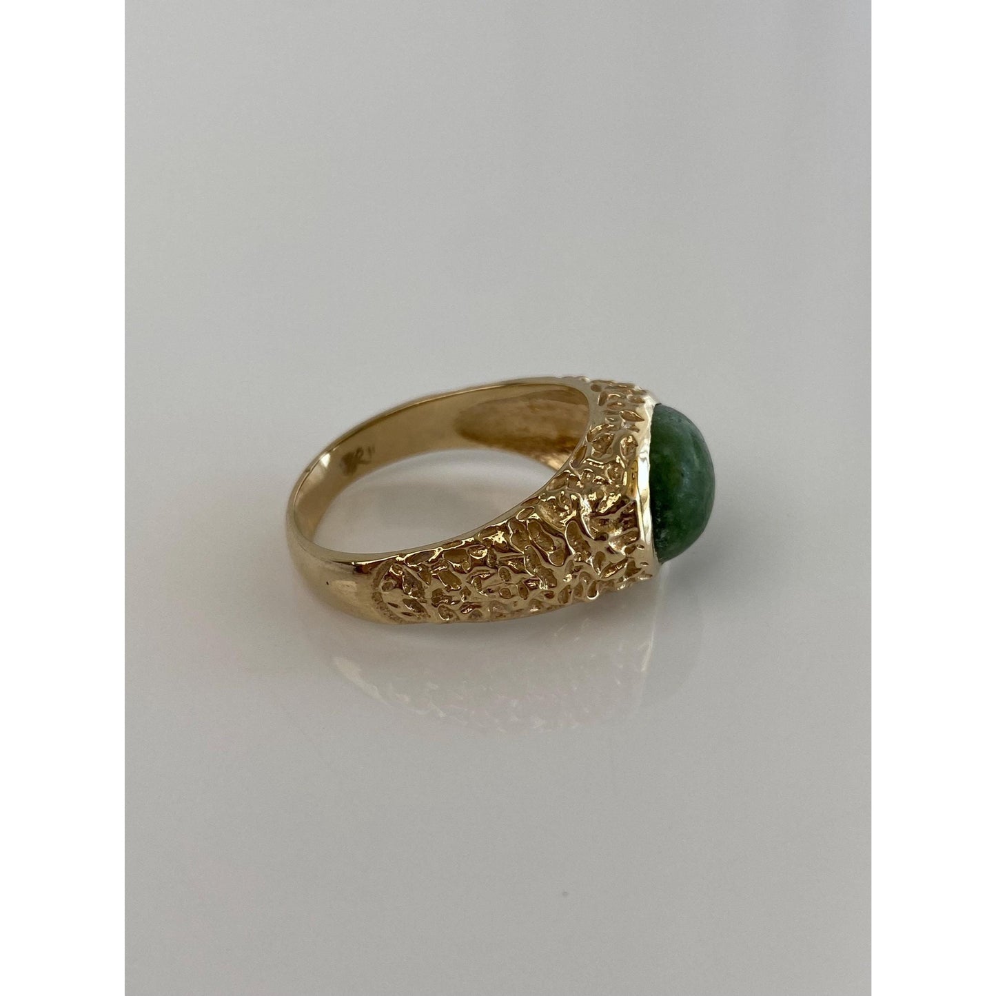 Vintage Solid 10k Yellow Gold Green Stone Textured Ring - Size 8.75