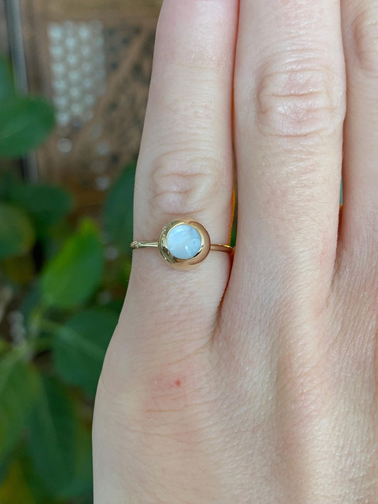 Vintage 14k Yellow Gold White Moonstone Ring - Size 4