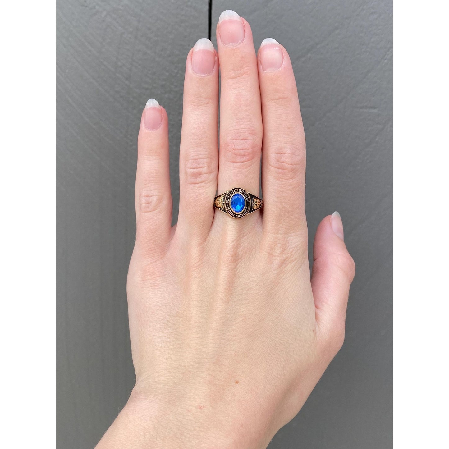 Vintage Solid 10k Yellow Gold Blue Cubic Zirconia 1977 Resurrection Class Ring - Size 8.5