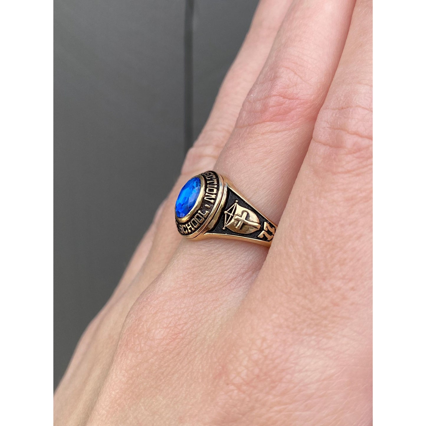 Vintage Solid 10k Yellow Gold Blue Cubic Zirconia 1977 Resurrection Class Ring - Size 8.5