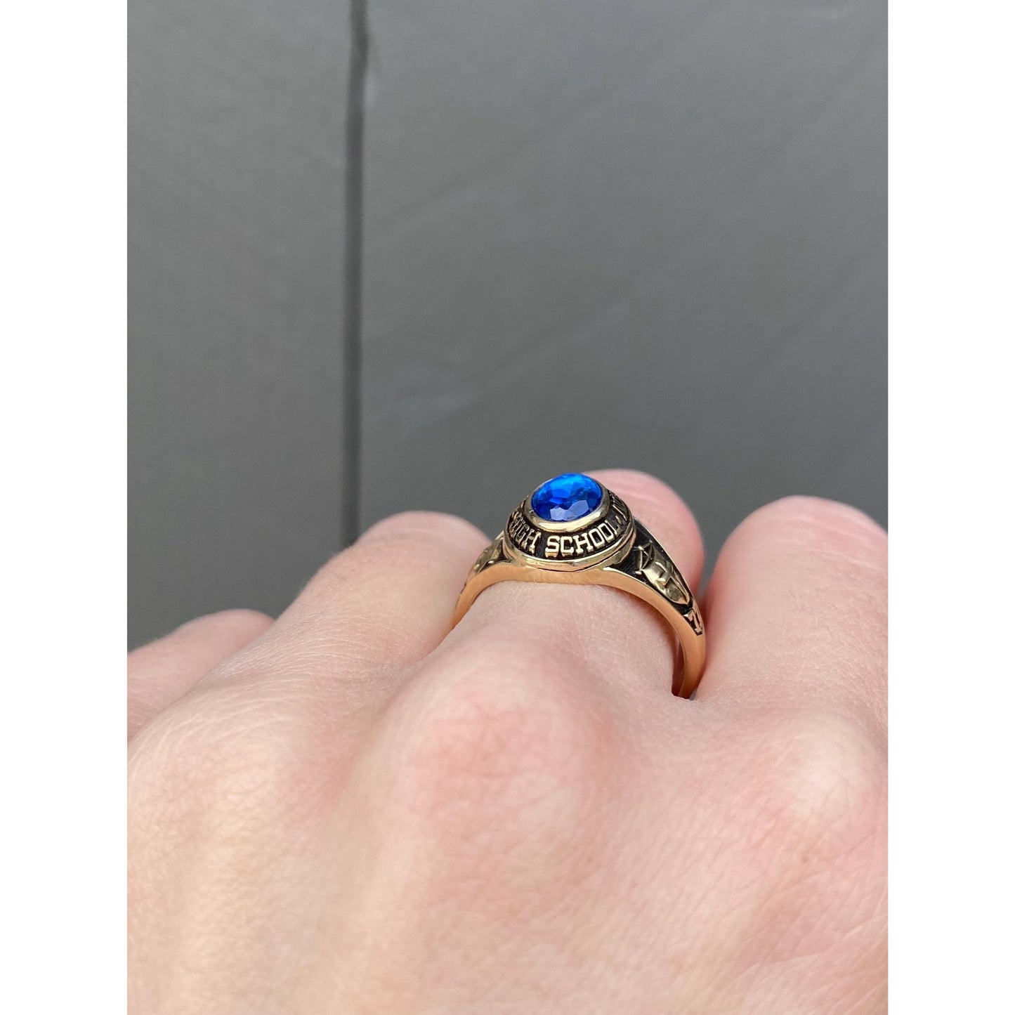 Vintage Solid 10k Yellow Gold Blue Cubic Zirconia 1977 Resurrection Class Ring - Size 8.5