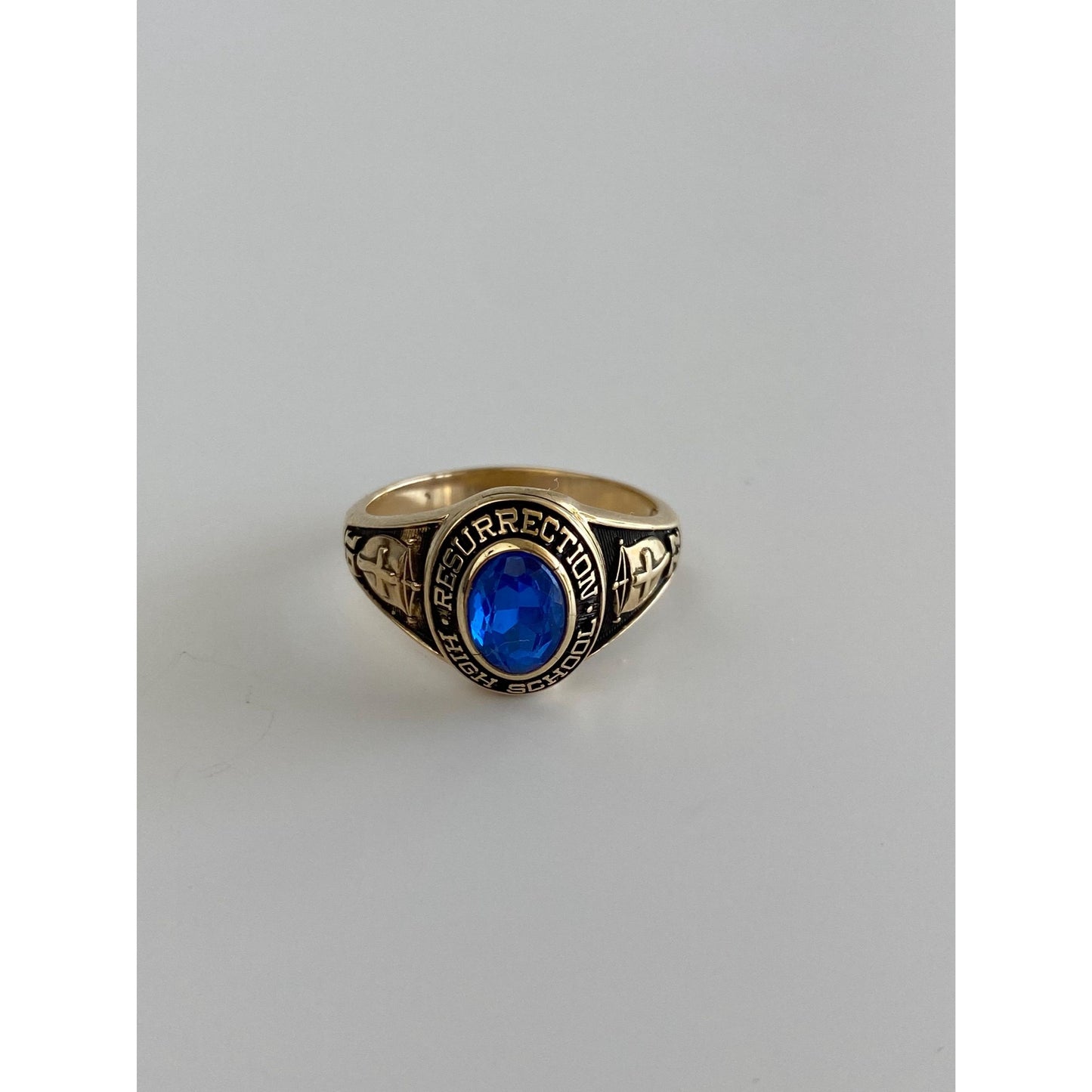 Vintage Solid 10k Yellow Gold Blue Cubic Zirconia 1977 Resurrection Class Ring - Size 8.5