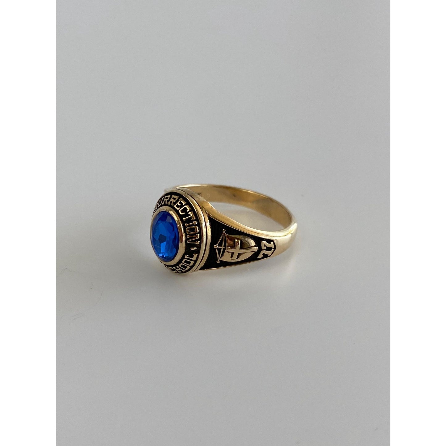 Vintage Solid 10k Yellow Gold Blue Cubic Zirconia 1977 Resurrection Class Ring - Size 8.5