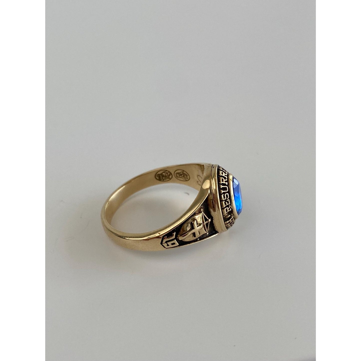 Vintage Solid 10k Yellow Gold Blue Cubic Zirconia 1977 Resurrection Class Ring - Size 8.5