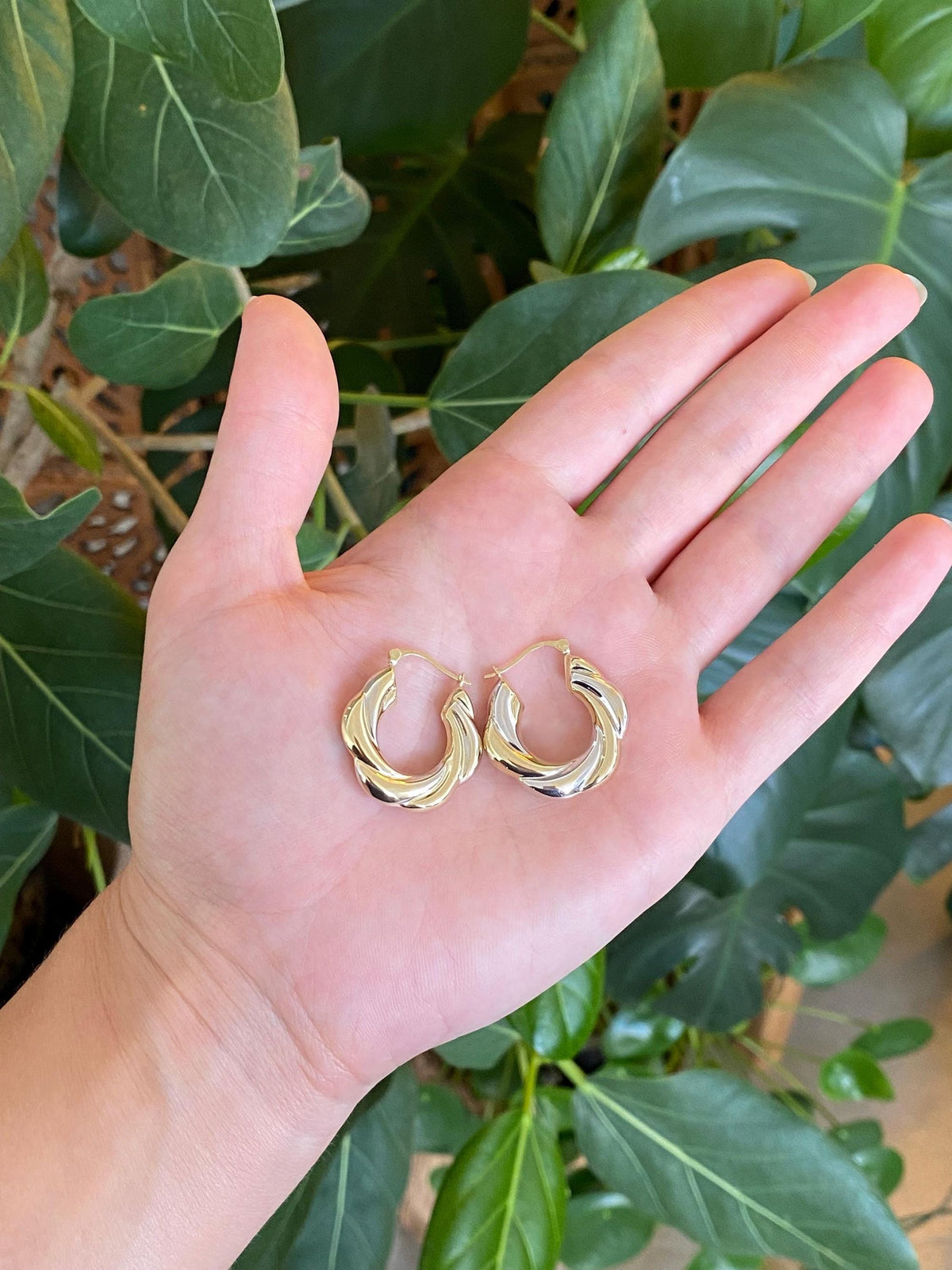 Vintage 14k White & Yellow Gold Scalloped Hoop Earrings