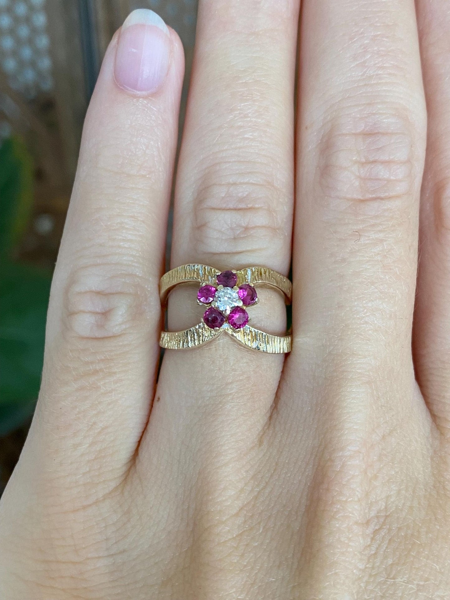 Vintage Solid 14k Yellow Gold Diamond Ruby Flower Textured Ring - Size 5.5