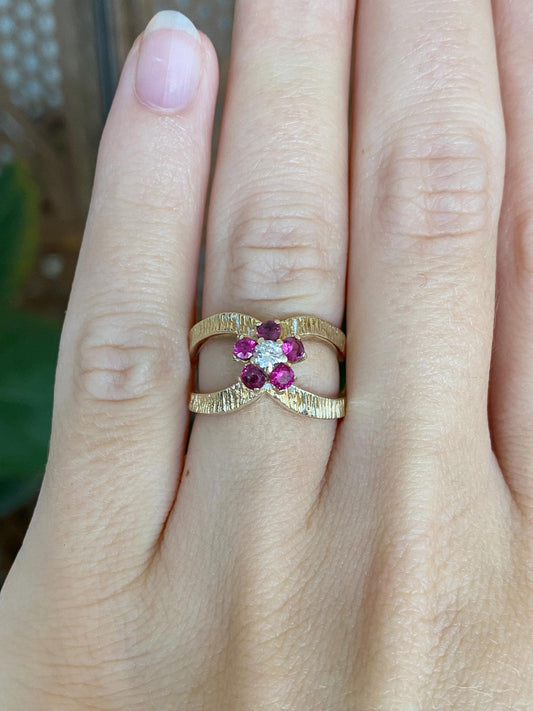 Vintage Solid 14k Yellow Gold Diamond Ruby Flower Textured Ring - Size 5.5