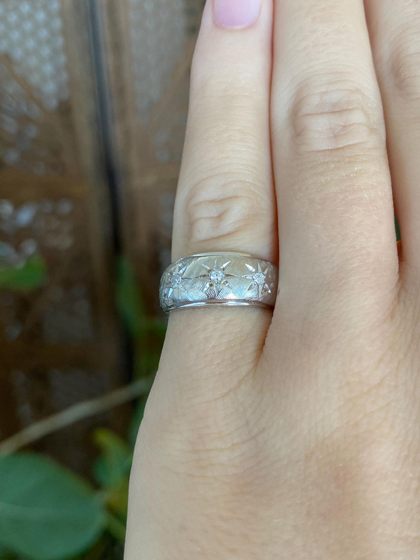Vintage Solid 14k White Gold Star Set Diamond Crosshatch Ring Band - Size 4