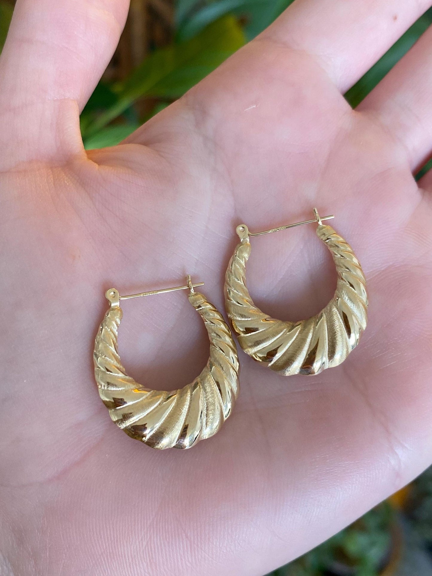 Vintage 14k Yellow Gold Scalloped Hoop Earrings