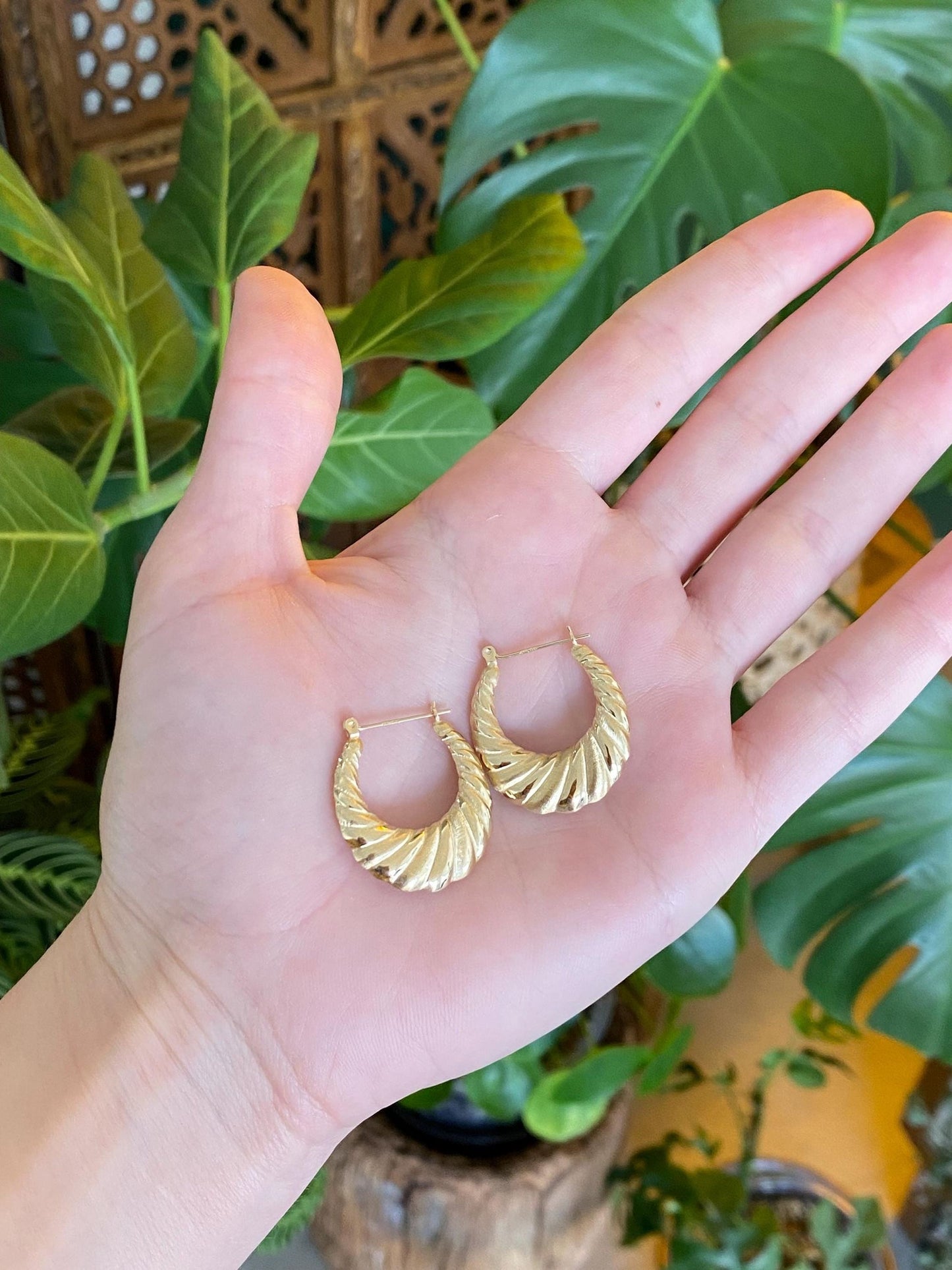 Vintage 14k Yellow Gold Scalloped Hoop Earrings