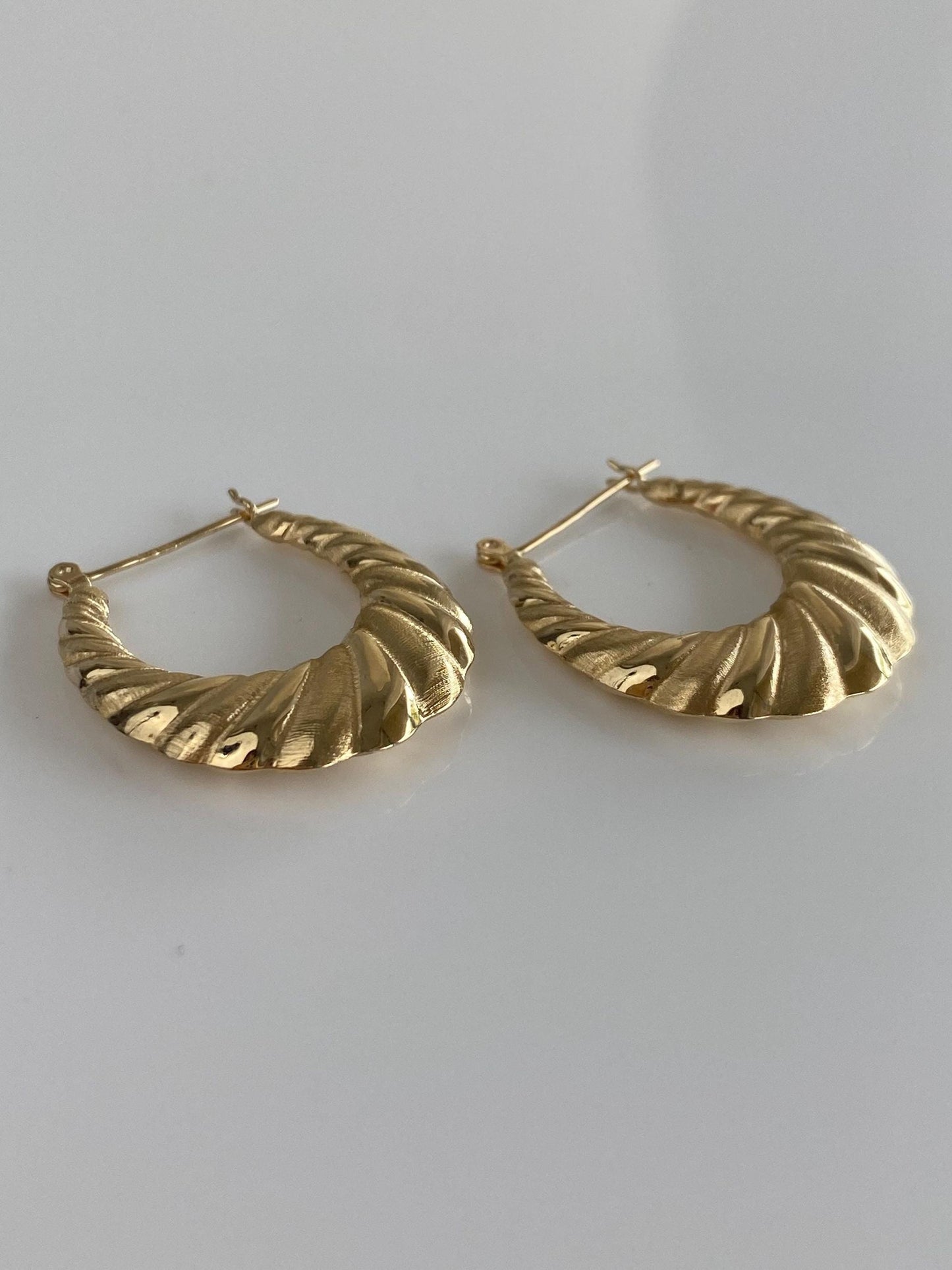 Vintage 14k Yellow Gold Scalloped Hoop Earrings