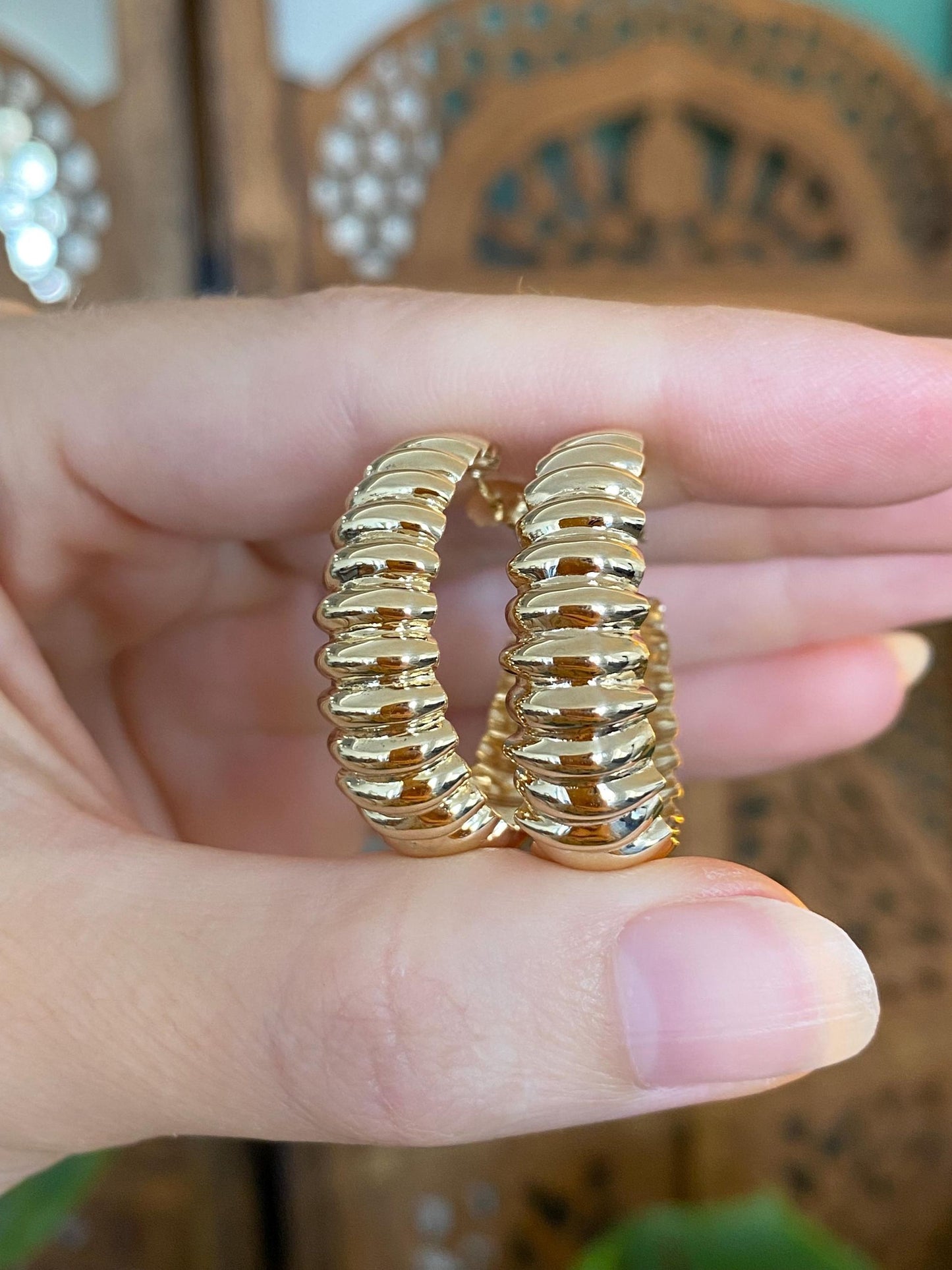Vintage Solid 14k Yellow Gold Scalloped Hoop Earrings