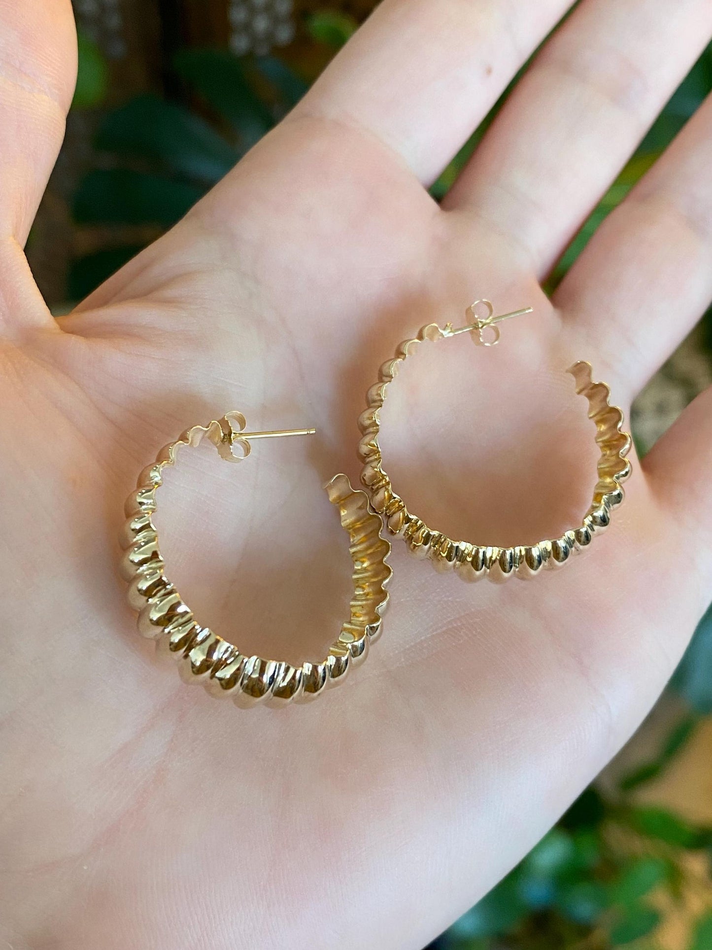 Vintage Solid 14k Yellow Gold Scalloped Hoop Earrings