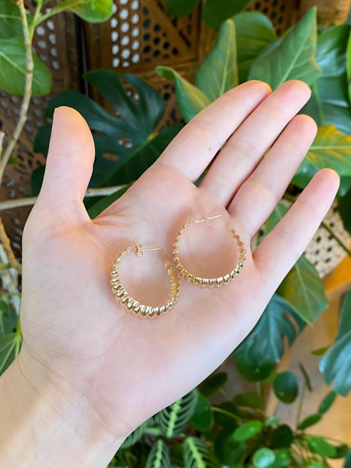 Vintage Solid 14k Yellow Gold Scalloped Hoop Earrings