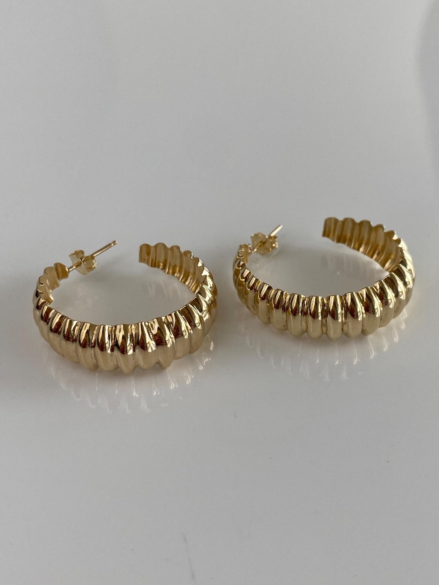 Vintage Solid 14k Yellow Gold Scalloped Hoop Earrings