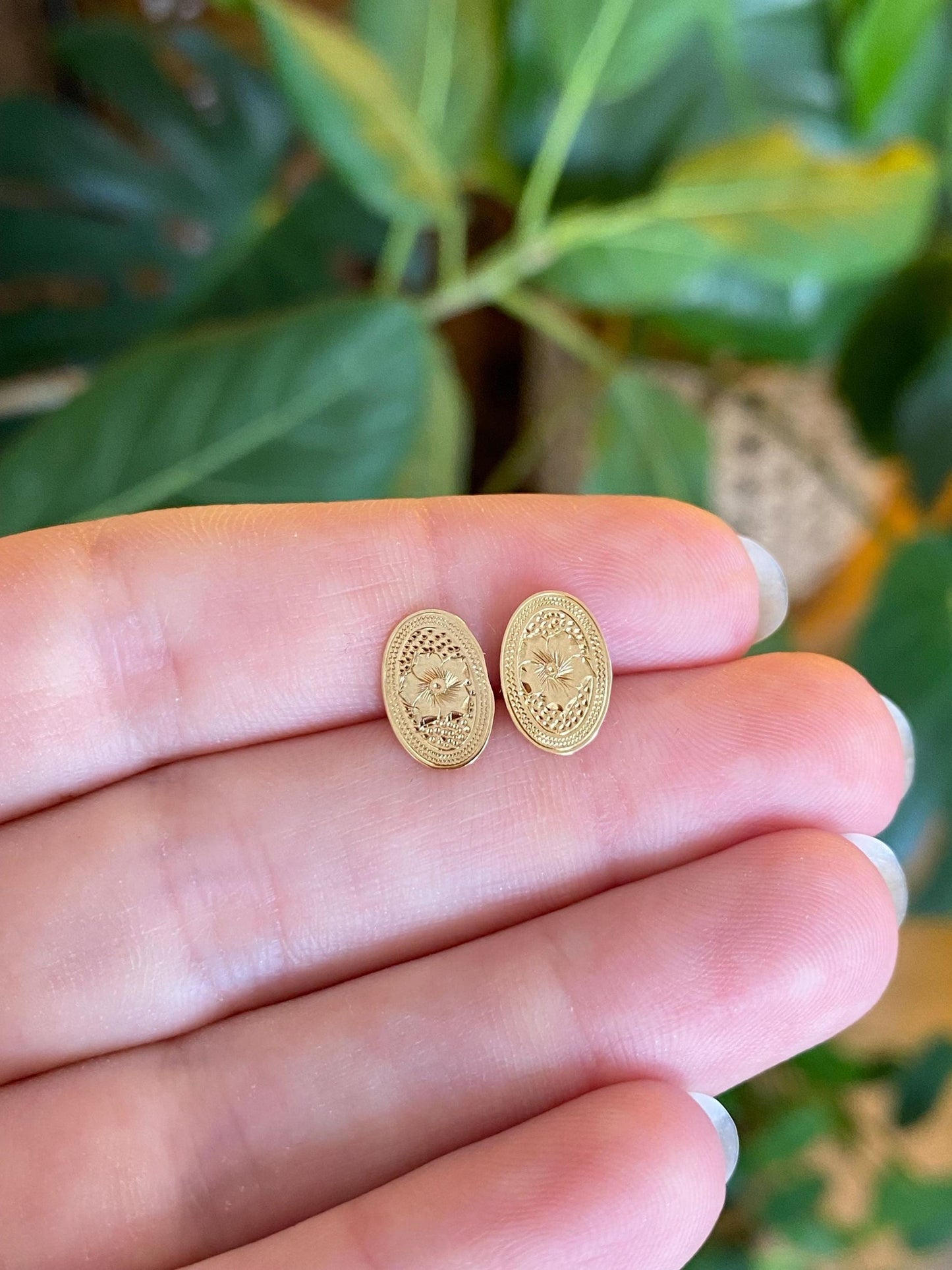 Vintage Solid 14k Yellow Gold Floral Stud Earrings