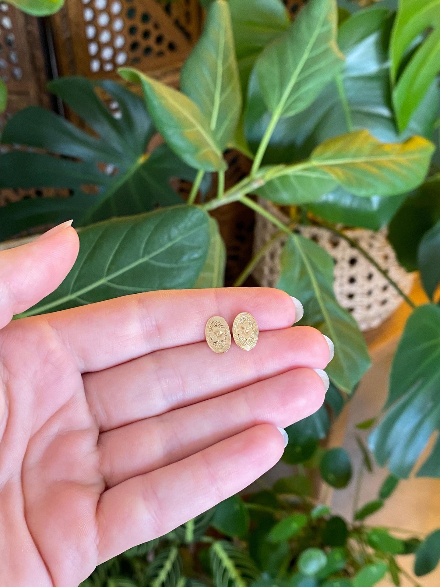 Vintage Solid 14k Yellow Gold Floral Stud Earrings