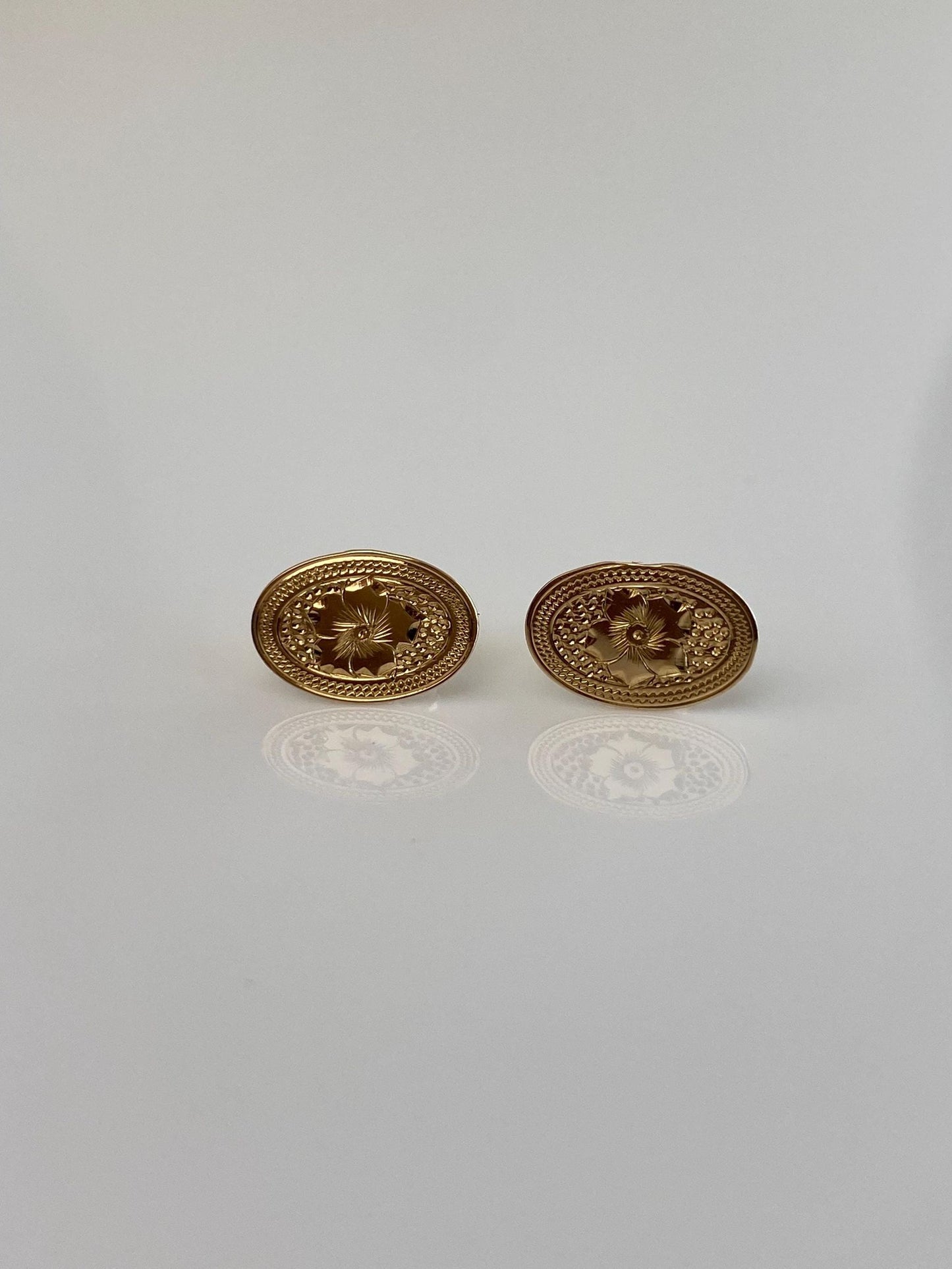 Vintage Solid 14k Yellow Gold Floral Stud Earrings